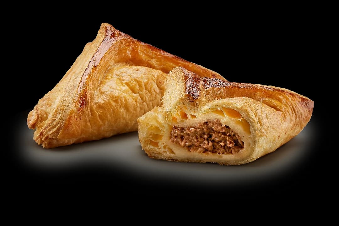 Pastel Folhado de Carne com Cheddar